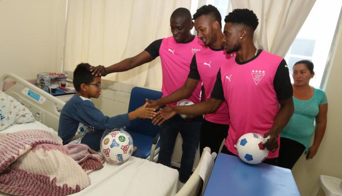 Inolvidable. Jefferson Orejuela (centro) saluda con uno de los pacientes del hospital Carlos Andrade Marín. La visita merengue fue como parte de su campaña social en la capital.