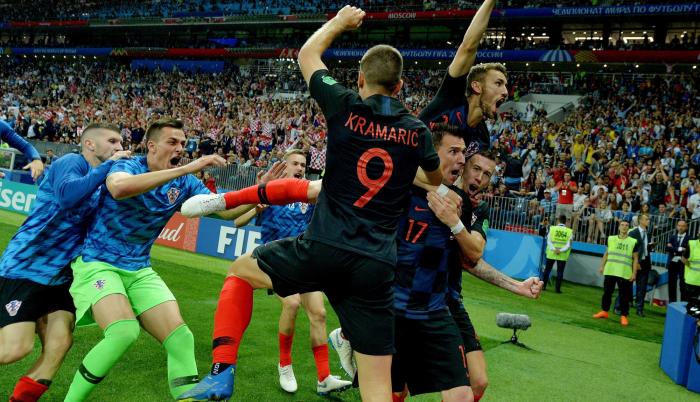 Mario Mandzukic (17) de Croacia celebra con sus compañerostras anotar el 2-1 ante Inglaterra en la semifinal.