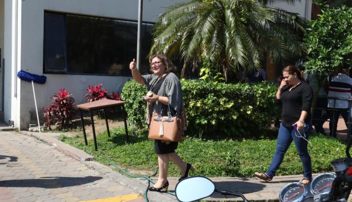 Acción. Gulnara Borja, vicerrectora de Investigación, mantiene controlado el edificio del rectorado.