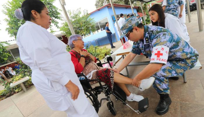 56 pacientes recibieron atención médica gratuita y tratamientos naturales, por parte de la comitiva china.