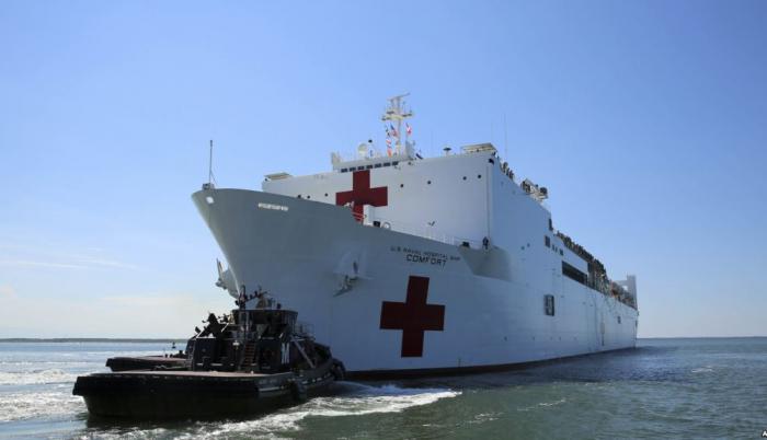 A bordo del navío, que brindó atención en Esmeraldas, viajan 900 médicos y personal sanitario.