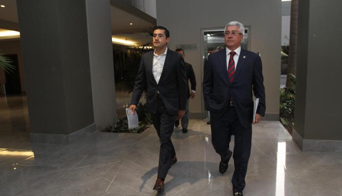 Acto. Richard Martínez, ministro de Economía (i) y Eduardo Jurado (d), secretario de Presidencia, ayer en la UEES.