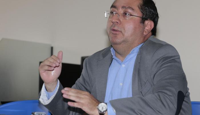 Exministro de Economía y Finanzas. Catedrático de la Pontificia Universidad Católica del Ecuador (PUCE). Fue asesor de la Gerencia General del Banco Central del Ecuador (BCE). Consultor de la OEA, Naciones Unidas, Banco Mundial, CAN, ALADI y BID. Exdirect