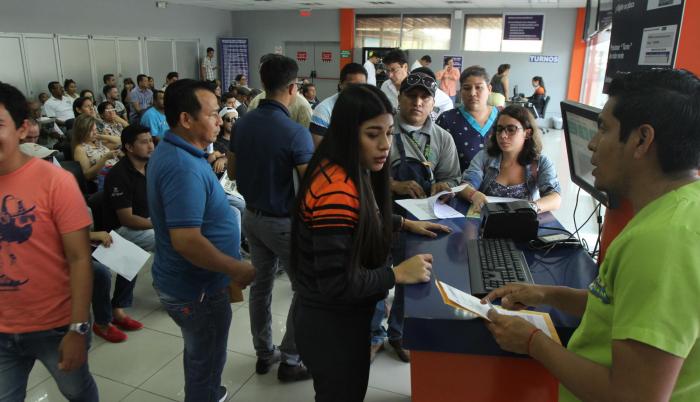 Situación. Cientos madrugaron en espera de cumplir con la revisión técnica de su vehículo.