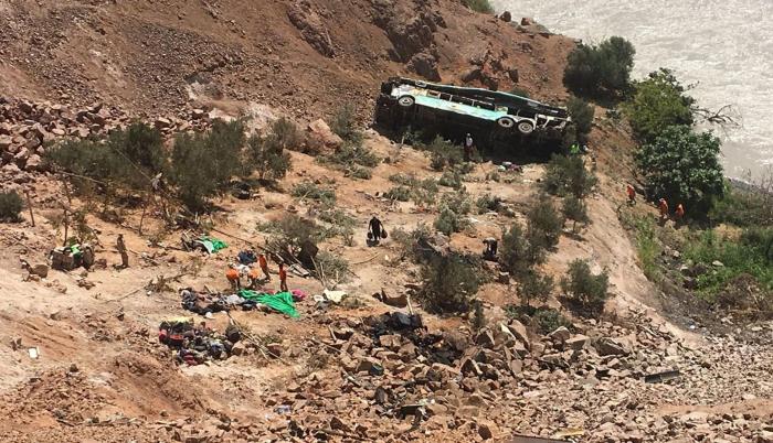 El bus rodó por un abismo de 80 metros