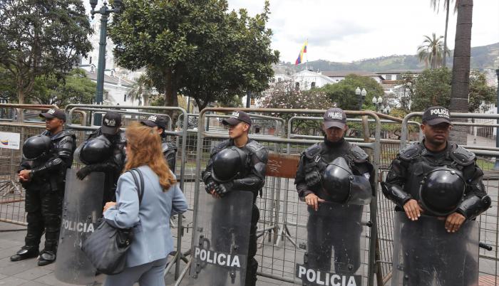Sorpresa. Algunos ciudadanos que llegaron a apoyar al Gobierno y otros a protestar en su contra se encontraron ayer con un cerco policial que resguardaba la Plaza de la Independencia.