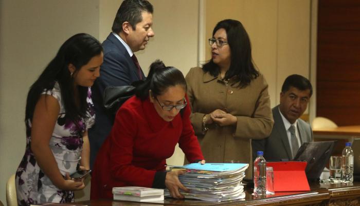 Diligencia. La fiscal Ruth Palacios dialoga con el delegado de la Procuraduría Marco Proaño, ayer en la Corte.
