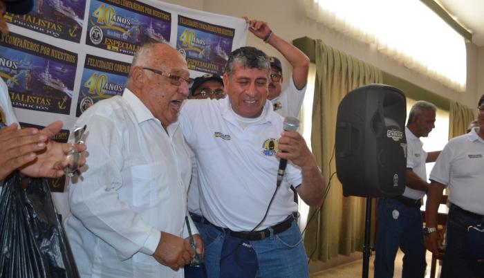 El capitán de navío en servicio pasivo, Nelson Sarmiento, quien dirigía en esa época el centro de formación naval, recibió el reconocimiento de los asistentes.