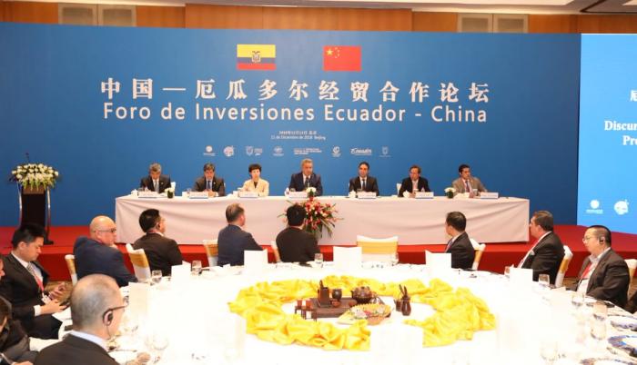 El viaje tiene por objetivo atraer las inversiones chinas al país y fomentar las exportaciones ecuatorianas al gigante asiático, además de negociar la deuda que mantiene Ecuador con China.