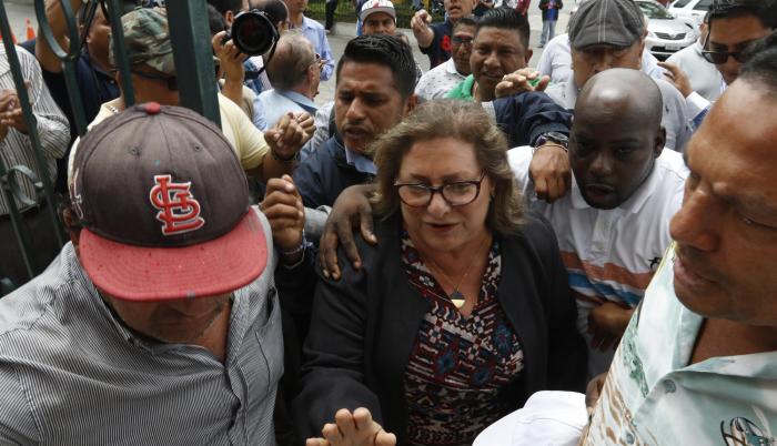 Recibimiento. Gulnara Borja acudió al rectorado, en medio de gritos de apoyo de simpatizantes.