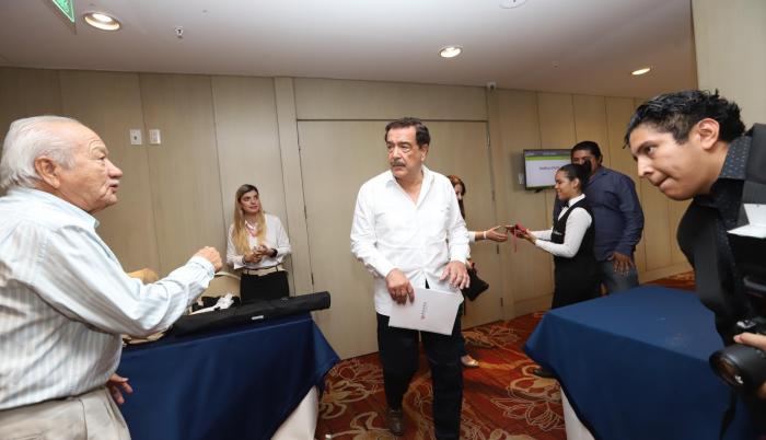 En el hotel Radisson, el alcalde Jaime Nebot se reunió ayer con los directivos de las clínicas, a puerta cerrada, pero trascendió que el motivo principal fue exponer la crisis financiera acarreada por la abultada deuda.