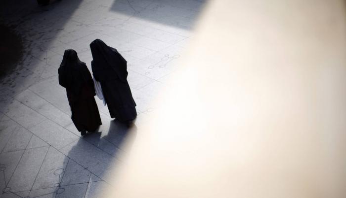 Oficio. Dos monjas salen de misa de la catedral de Los Ángeles, donde fue afectada la escuela St.James.