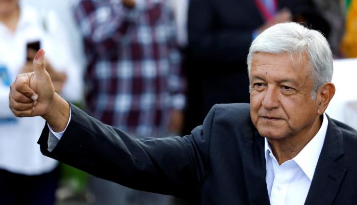 El candidato presidencial acudió temprano a las urnas.