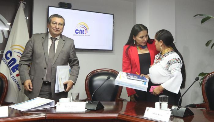 Encuentro. La presidente Diana Atamaint dialogó con Esthela Acero que abandonó el CNE la tarde del martes.