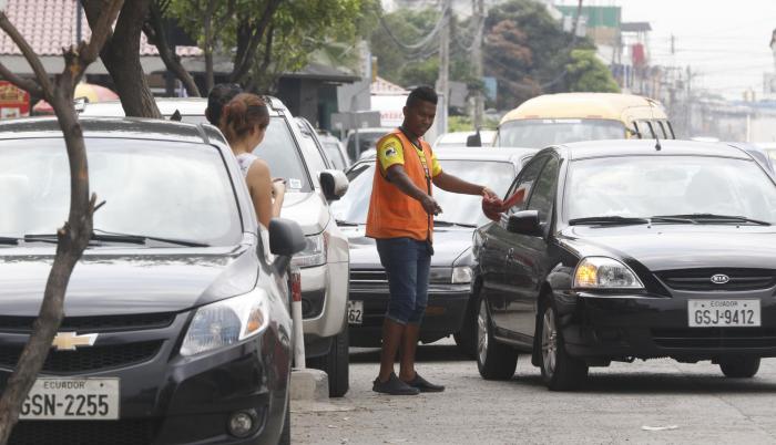 Fortuna. En avenidas como la Rodolfo Baquerizo Nazur hay que tener suerte para conseguir un parqueo.