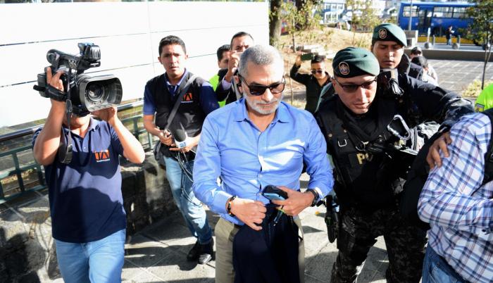 Fernando Alvarado, exsecretario de Comunicación, llegó a la Fiscalía escoltado por agentes policiales.