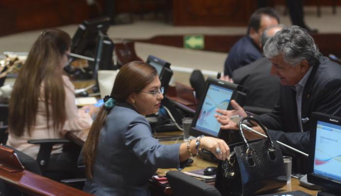 Correístas. La asambleísta Sofía Espín (centro) había anunciado su presencia en la reunión del CAL. Al final, ella no compareció.
