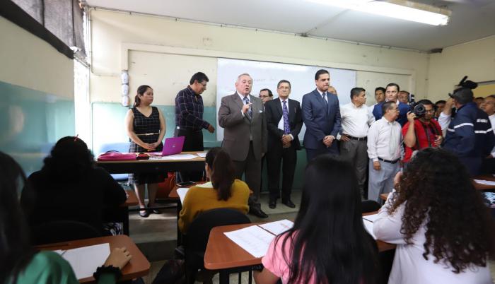 Visita. Roberto Passailaigue, presidente de la CIFI y rector de la Universidad de Guayaquil, recorrió varias aulas.