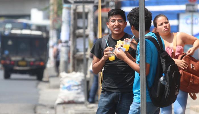 Recursos. Estudiantes con poco presupuesto consumen en locales de comida rápida afuera de la institución.
