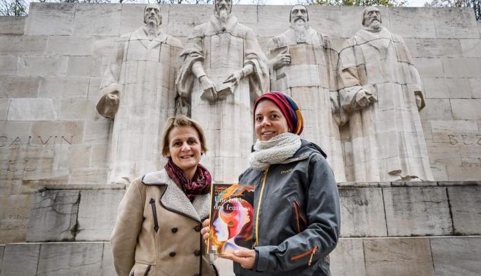 Elisabeth Parmentier (izquierda) y Lauriane Savoy posan junto a la Biblia de las Mujeres.