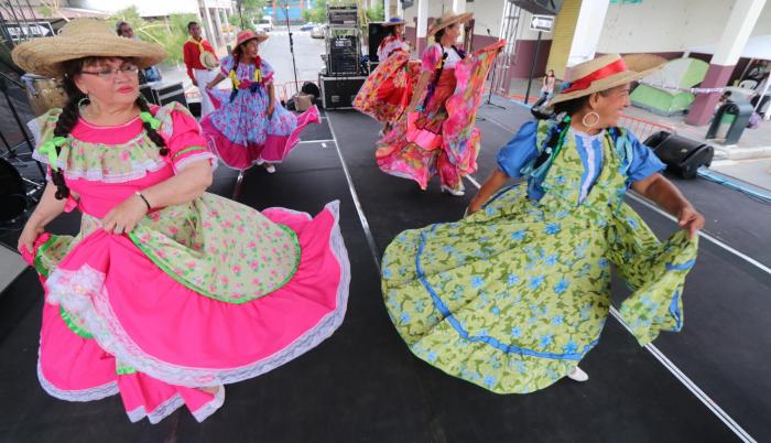 Danza. El grupo Arte Hispano deleitó al público con amorfinos y un baile montuvio.