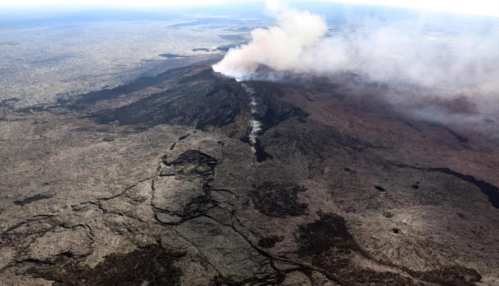 Vista de una fisura en la ladera occidental y el cráter derrumbado de Pu’u ‘O’o, en la con lava del volcán Kilauea cerca de Pahoa, Hawai
