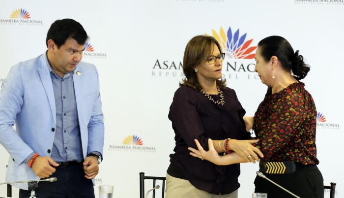 Conclusión. César Litardo, presidente de la Comisión, observa el abrazo entre Elizabeth Cabezas y Patricia Ochoa, la viuda del general Jorge Gabela.