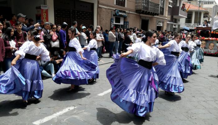 Unos mil alumnos de 14 centros educativos bailaron ayer por las calles de Cuenca al ritmo de autores morlacos.