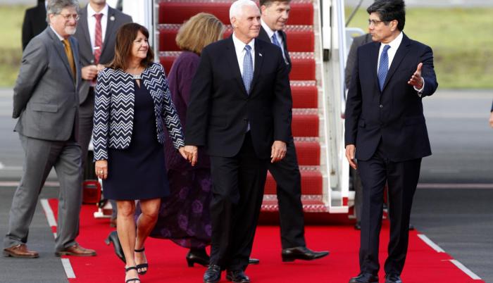 Arribo. El vicepresidente de Estados Unidos, Mike Pence, y su esposa Karen Pence, arribaron ayer. Fueron recibidos por el canciller José Valencia.