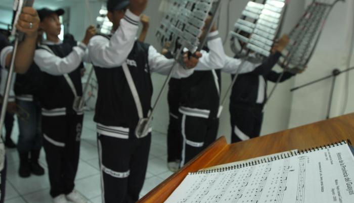 Ensayo. Con la partitura del Himno a la Provincia del Guayas, alumnos de la banda de música del colegio Altamar ensayan para los actos de hoy.