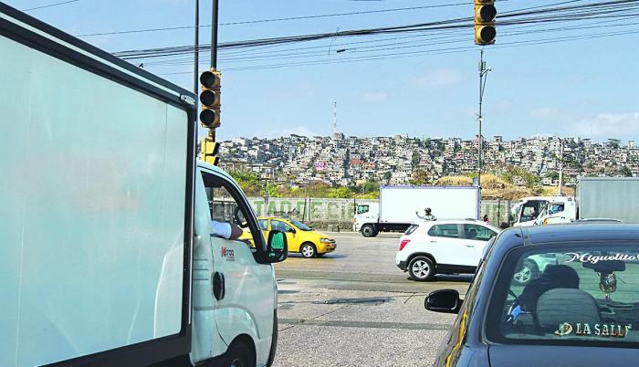 Inconveniente. La avenida Juan Tanca Marengo fue una de las vías afectadas por el corte de energía.