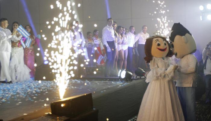 Inauguración. Los cien bailarines de las diferentes culturas y países se acomodaron en el escenario para recibir los aplausos del público.