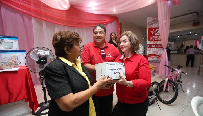 Acto. Unidad Popular organizó un bingo en Guayaquil para recolectar recursos y presentar a sus candidatos.