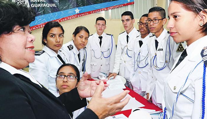 Anfitriones. Estudiantes de la Academia Naval Guayaquil recibieron a las delegaciones de otros planteles.