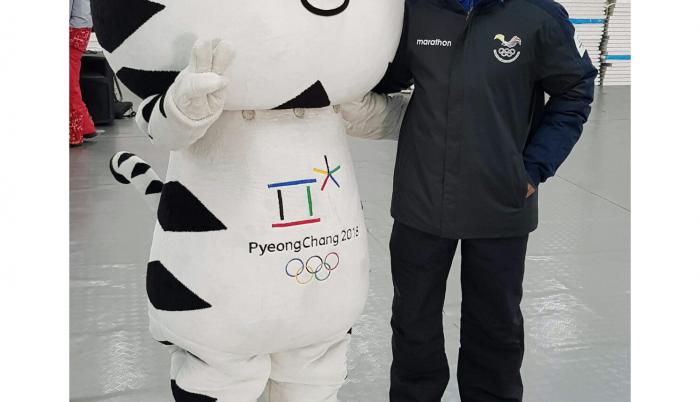 Klaus posa en los pasillos de la Villa Olímpica con Soohorang, el tigre blanco coreano mascota de los Juegos.