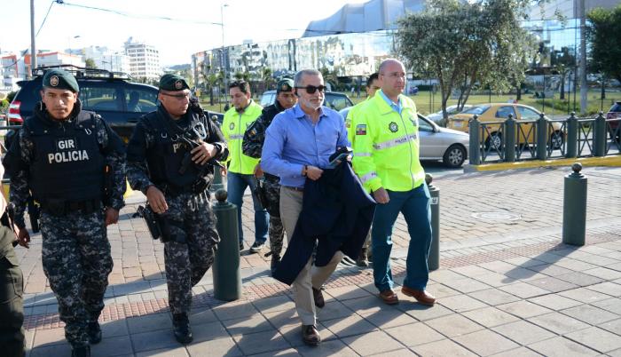 La Fiscalía había ordenado tres medidas cautelares en su contra, una de ellas era la prohibición de salida del país.