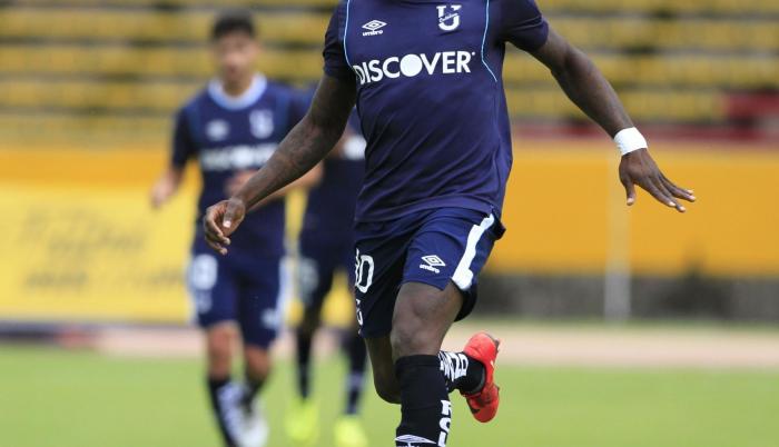 Protagonista. El guayaquileño Kevin Mercado domina el balón en el partido contra el Deportivo Cuenca, en el Olímpico Atahualpa.