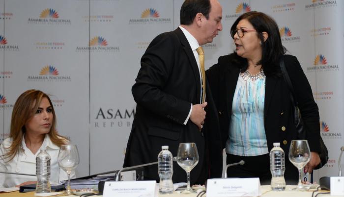Defensa. La asambleísta Kharla Chávez, el fiscal Carlos Baca Mancheno y la legisladora Silvia Salgado, ayer.