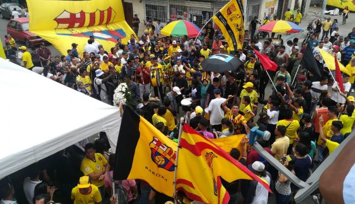 Con cantos despidieron a barcelonistas en Guayaquil