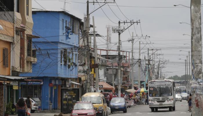 Situación. Los ‘tallarines’ de cables y antiguos postes de cemento son constantes en las cuadras de este tramo.