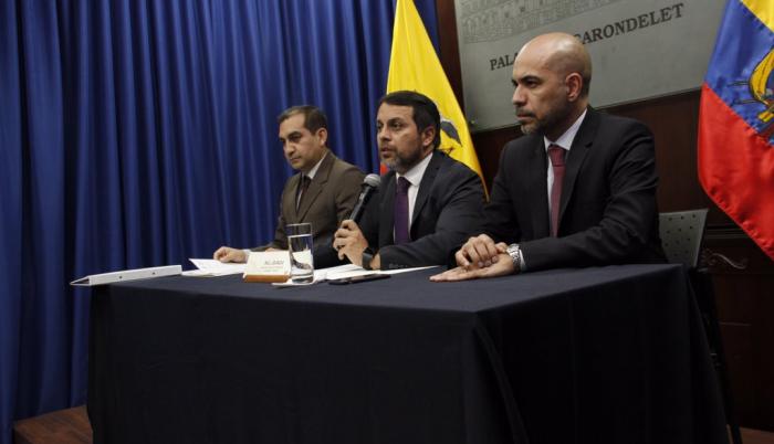 La renuncia de Granda ocurre días después de la fuga del exsecretario de Comunicación, Fernando Alvarado, del país, pese a que portaba un dispositivo de vigilancia electrónica.