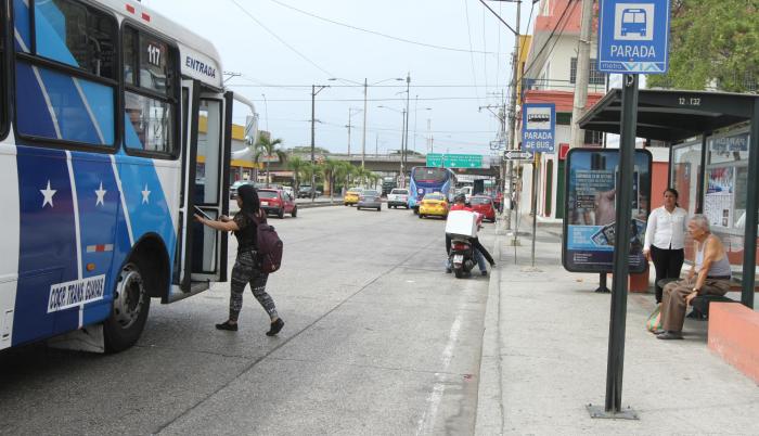 Una usuaria toma el bus en media calle, en la avenida Agustín Freire. Cuando entre a operar el nuevo corredor, habrá más control de este tipo de infracciones.