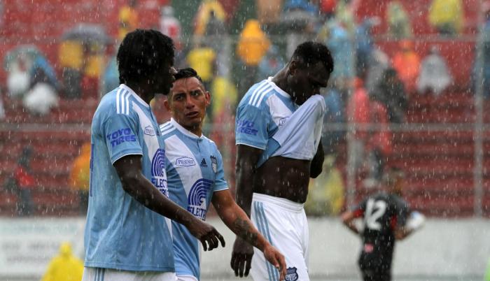 Desconsuelo. Juan Carlos Paredes (izquierda) conversa con Hólger Matamoros (centro) mientras se retiran del estadio de Chillogallo, tras perder ante Aucas. Los azules no pueden recuperarse en la tabla de posiciones.