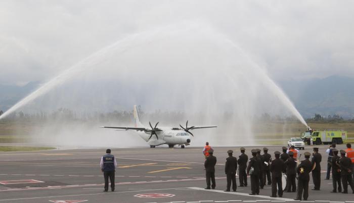 Homenaje. Así recibió el aeropuerto de Quito al bimotor de caza de las Fuerzas Armadas que trajo desde Cali los restos de los miembros del equipo periodístico de diario El Comercio.