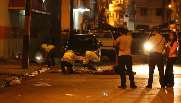 Conmoción. El asesinato de cuatro personas, tres de ellas colaterales, convulsionó a los vecinos del barrio Cuba.