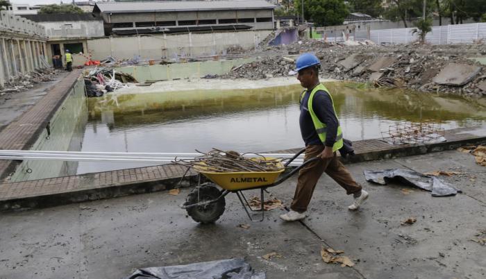 En febrero el Municipio inició la demolición de la piscina municipal, donde se construirá una estación de la Aerovía. La entidad aseguró que esta no era patrimonial; el INPC dijo que sí y que el Cabildo no hizo estudios técnicos.