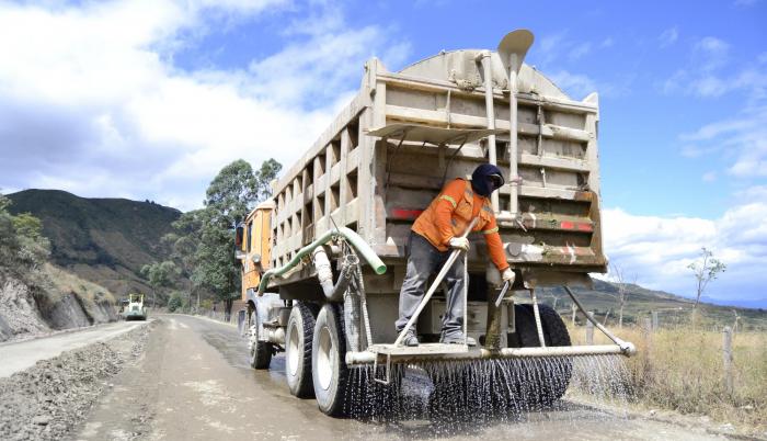 Imagen referencial. Construcción de carretera a cargo de la empresa china Sinohydro Corporation.