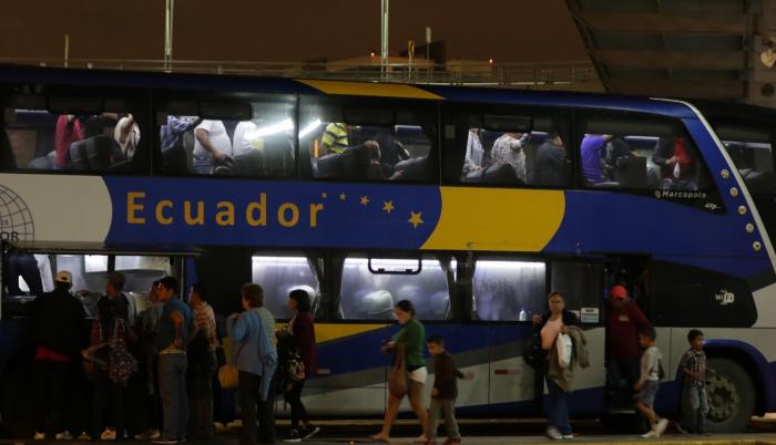 De Guayaquil toman un bus a Tumbes que cuesta 15 dólares y allí a Lima, con un precio de $ 27.