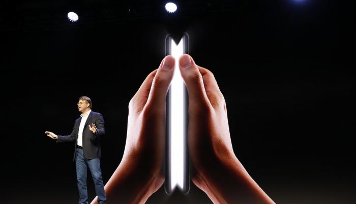 Justin Denison fue el encargado de presentar el nuevo teléfono inteligente con pantalla plegable, durante la conferencia de desarrolladores en San Francisco.