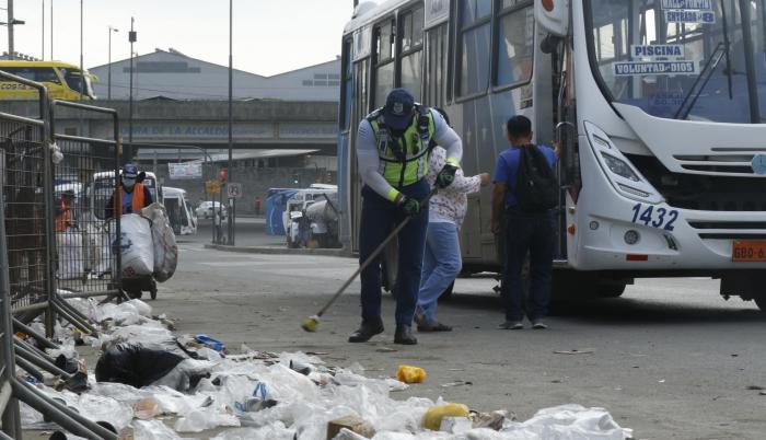 En la avenida Casuarina, la cantidad de basura es tal que incluso personal de la Autoridad de Tránsito Municipal (ATM), como este Diario observó ayer, colabora con la recolección.
